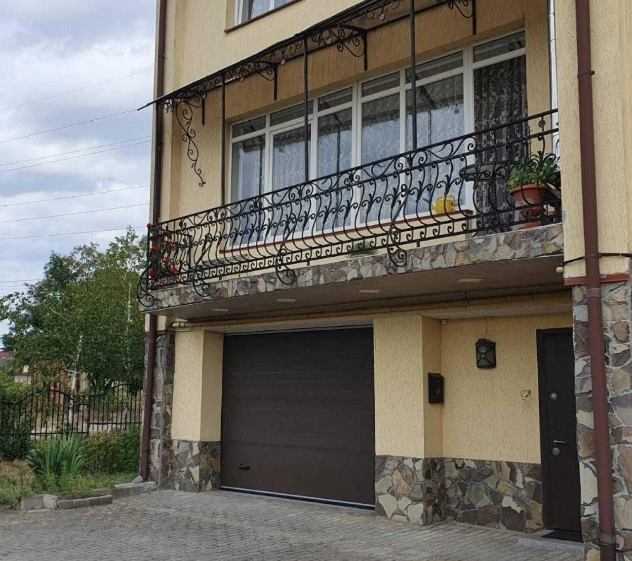 Продаж затишного котеджу у чудовій локації по вулиці Яворниц