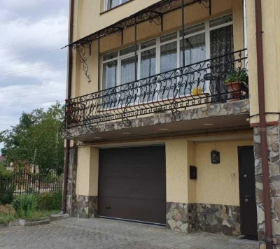 Продаж затишного котеджу у чудовій локації по вулиці Яворниц