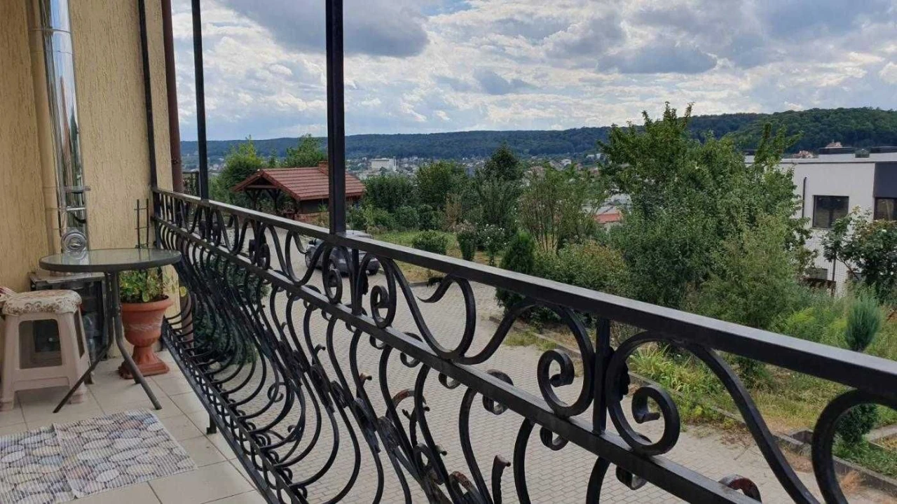 Продаж затишного котеджу у чудовій локації по вулиці Яворниц