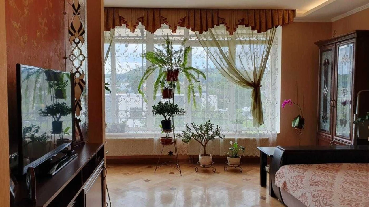 Продаж затишного котеджу у чудовій локації по вулиці Яворниц