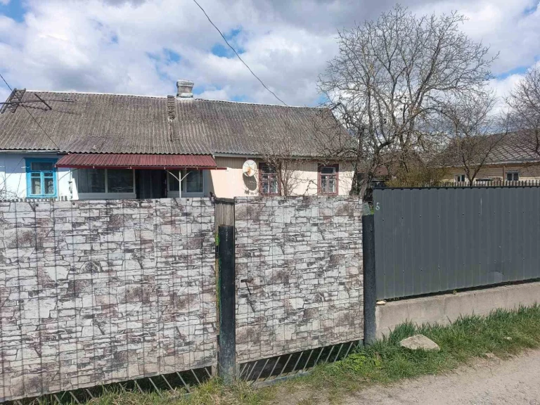 Продається частина будинку 66м2, 3 кімнати, 7 соток землі, ц