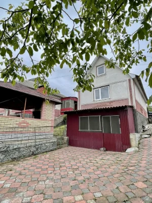 Просторий двоповерховий будинок на погорбі з видом на Дністе