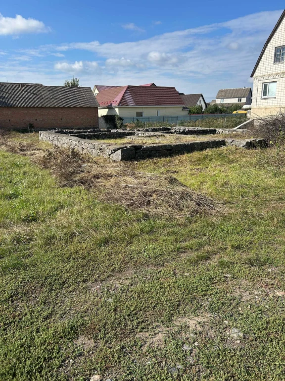 Продам  земельну  ділянку  з  фундаментом