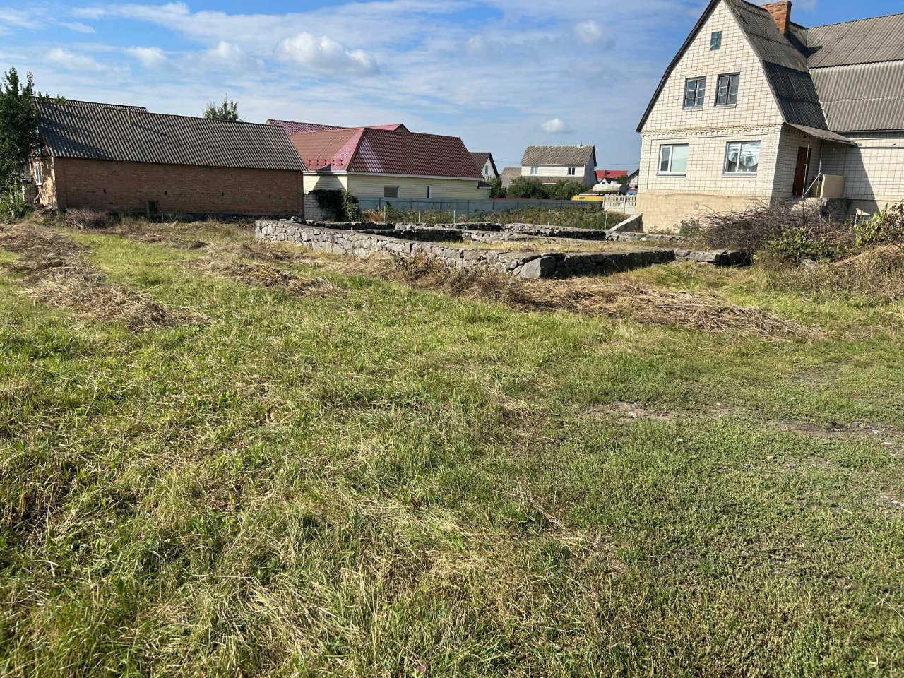Продам  земельну  ділянку  з  фундаментом