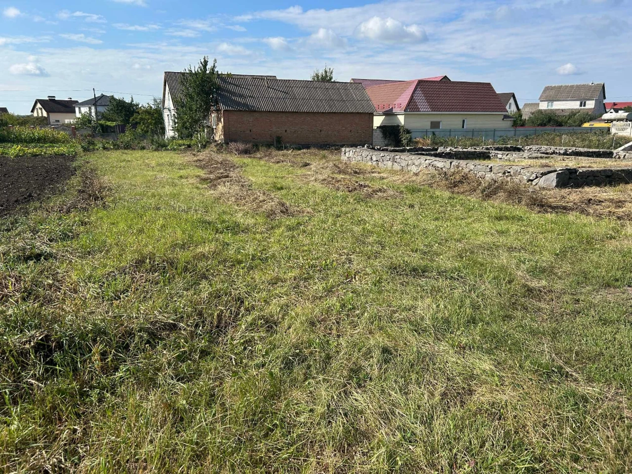 Продам  земельну  ділянку  з  фундаментом