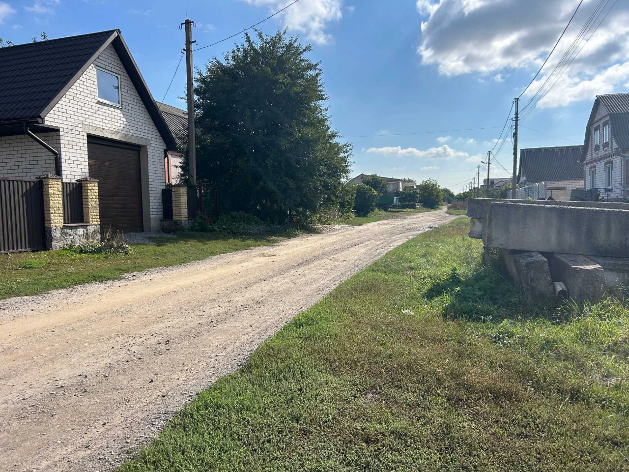 Продам  земельну  ділянку  з  фундаментом