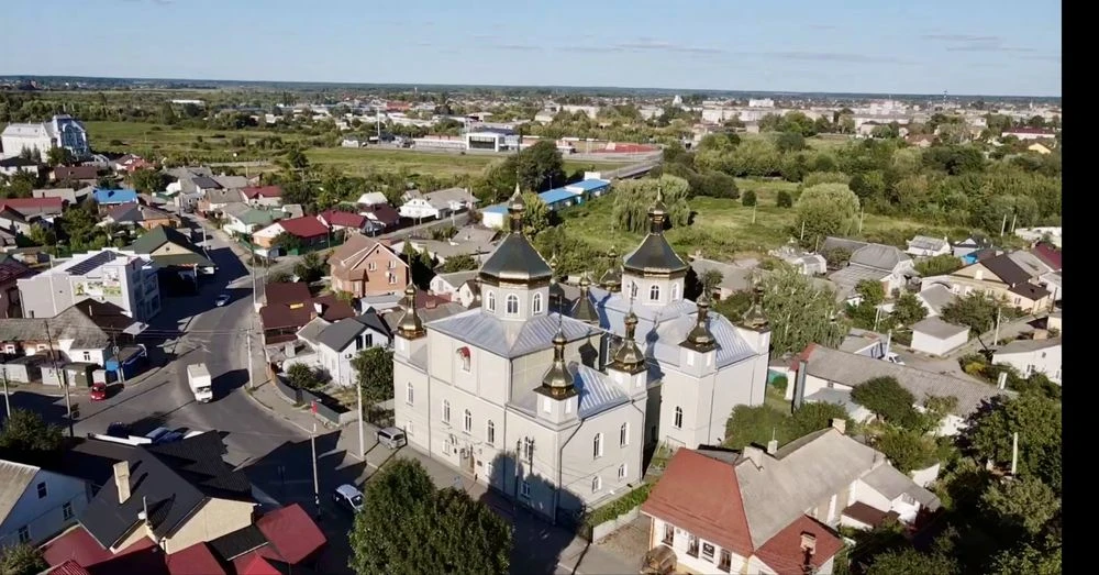 Ділянка біля річки, в центральній частині міста