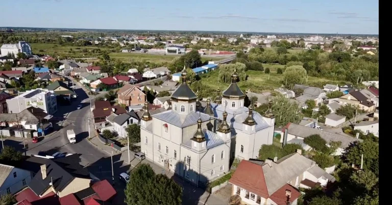 Ділянка біля річки, в центральній частині міста