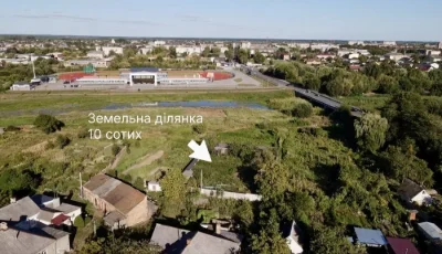 Ділянка біля річки, в центральній частині міста