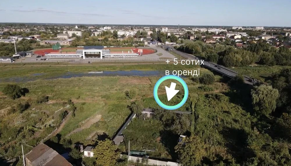 Ділянка біля річки, в центральній частині міста
