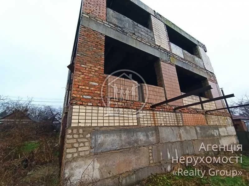 Продаж ділянки з недобудовою у Центр-Міському