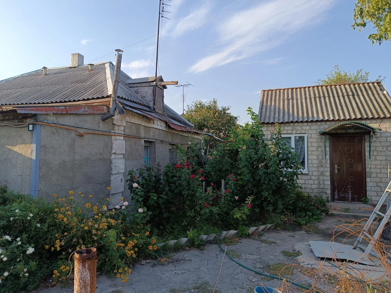 Продам участок с домом, летней кухней, хозпостройками. Центр