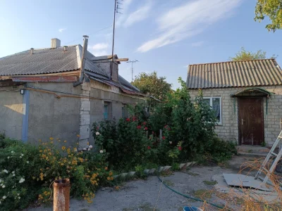 Продам участок с домом, летней кухней, хозпостройками. Центр