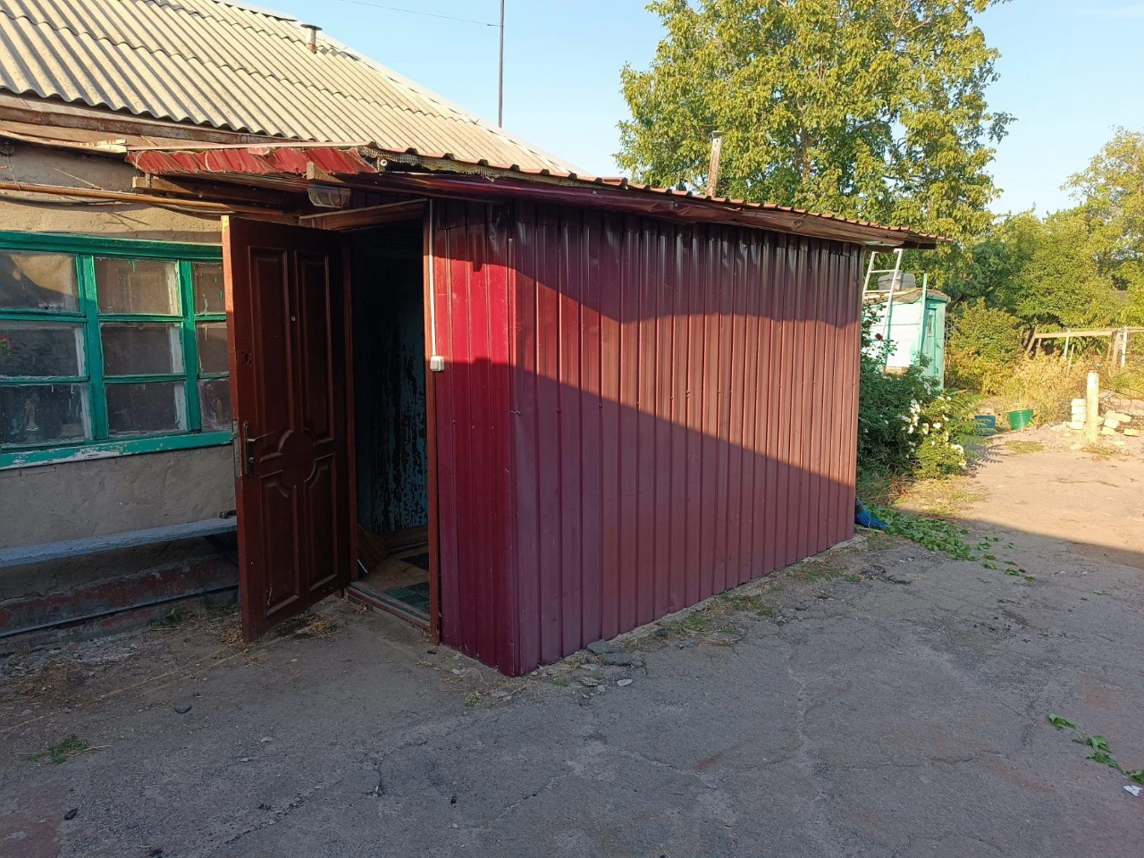 Продам участок с домом, летней кухней, хозпостройками. Центр