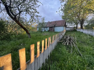 Земельна ділянка із стареньким будинком на території
