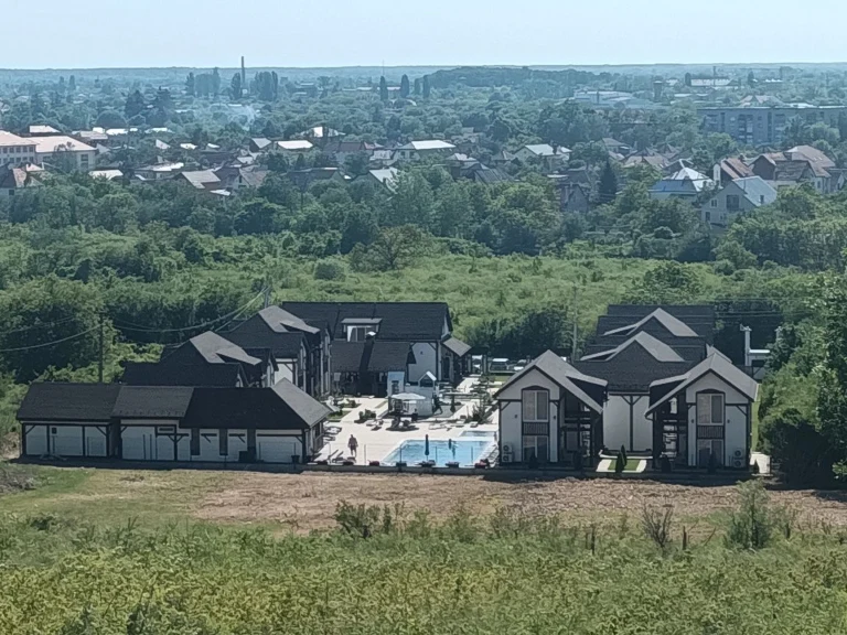 Продається 50 соток землі під забудову садовими будинками  б