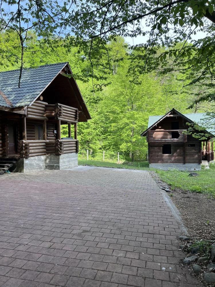 Продам земельну ділянку з деревʼяними будиночками