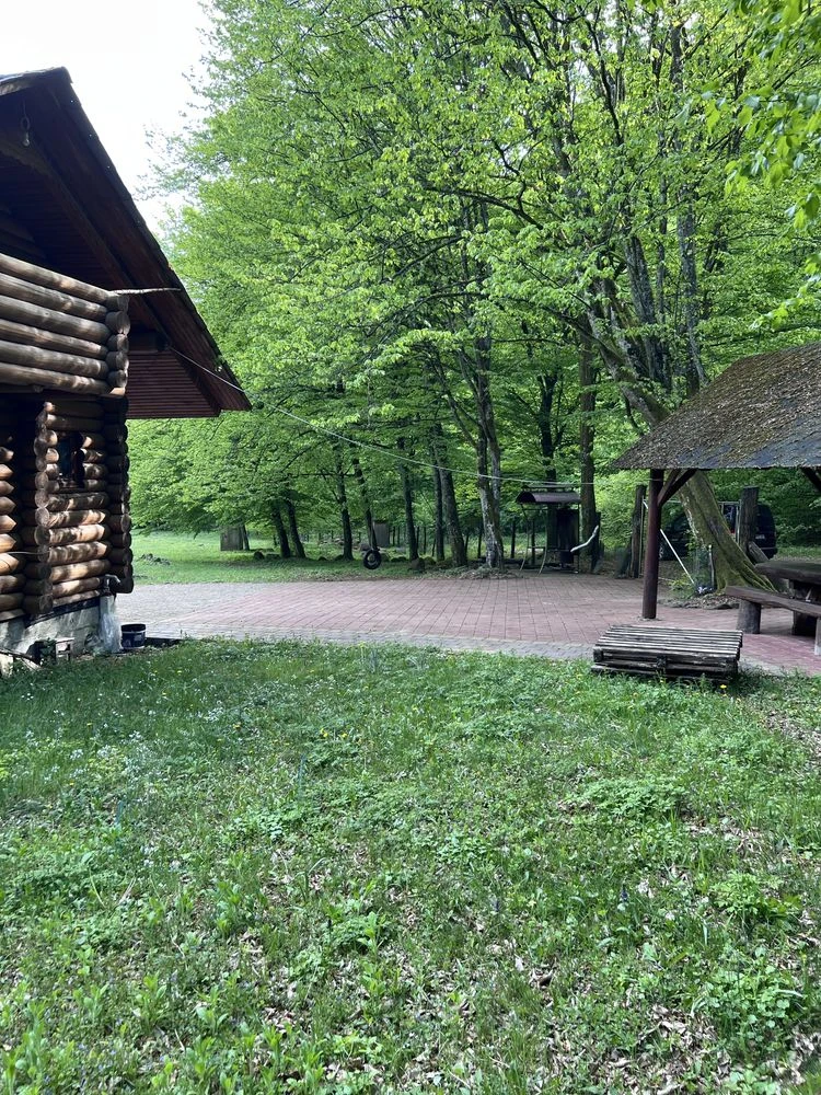 Продам земельну ділянку з деревʼяними будиночками