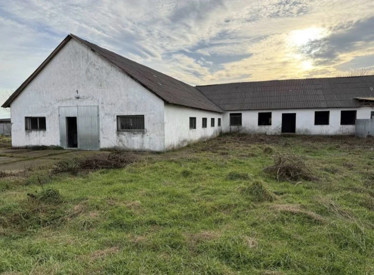 Продаж земельної ділянки з будівлею,с.Кошелево, 10км від м.Х