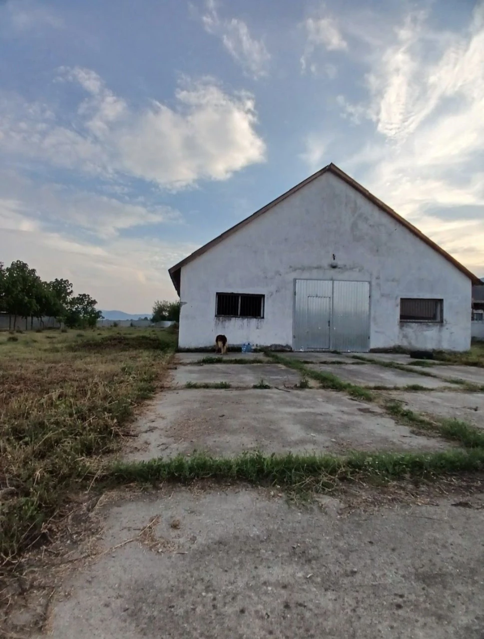 Продаж земельної ділянки з будівлею,с.Кошелево, 10км від м.Х
