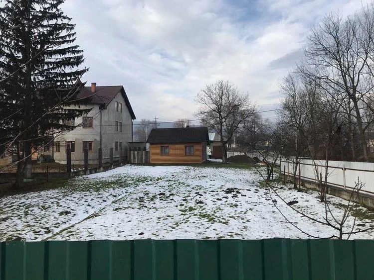 Продаж земельної ділянки з будинком під знос