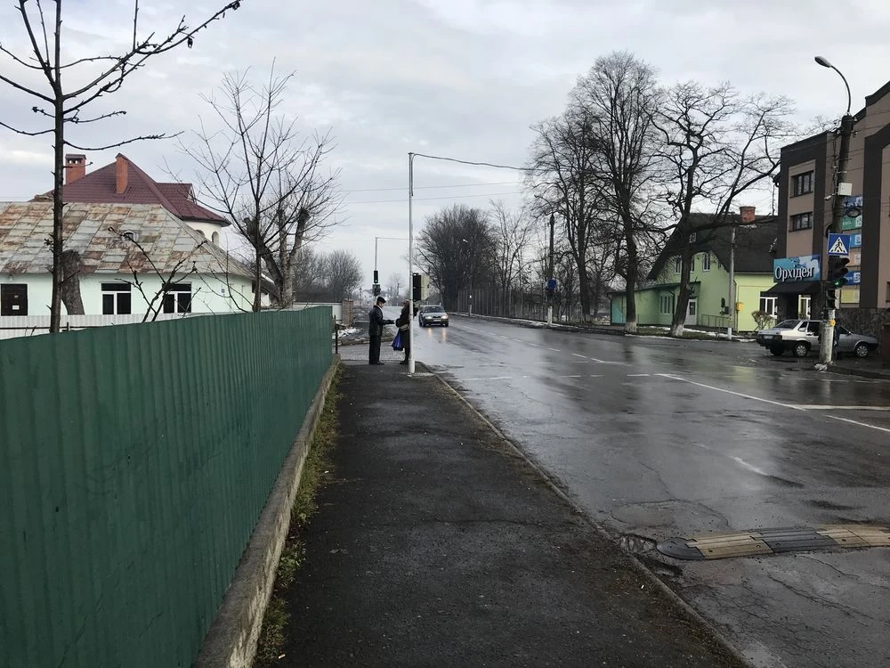Продаж земельної ділянки з будинком під знос