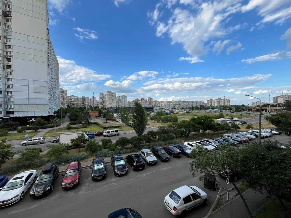 Продаж 3 кімнатної квартири, серія будинку КП, Троєщина, про