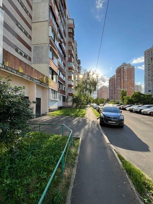 Продаж 3 кімнатної квартири, серія будинку КП, Троєщина, про