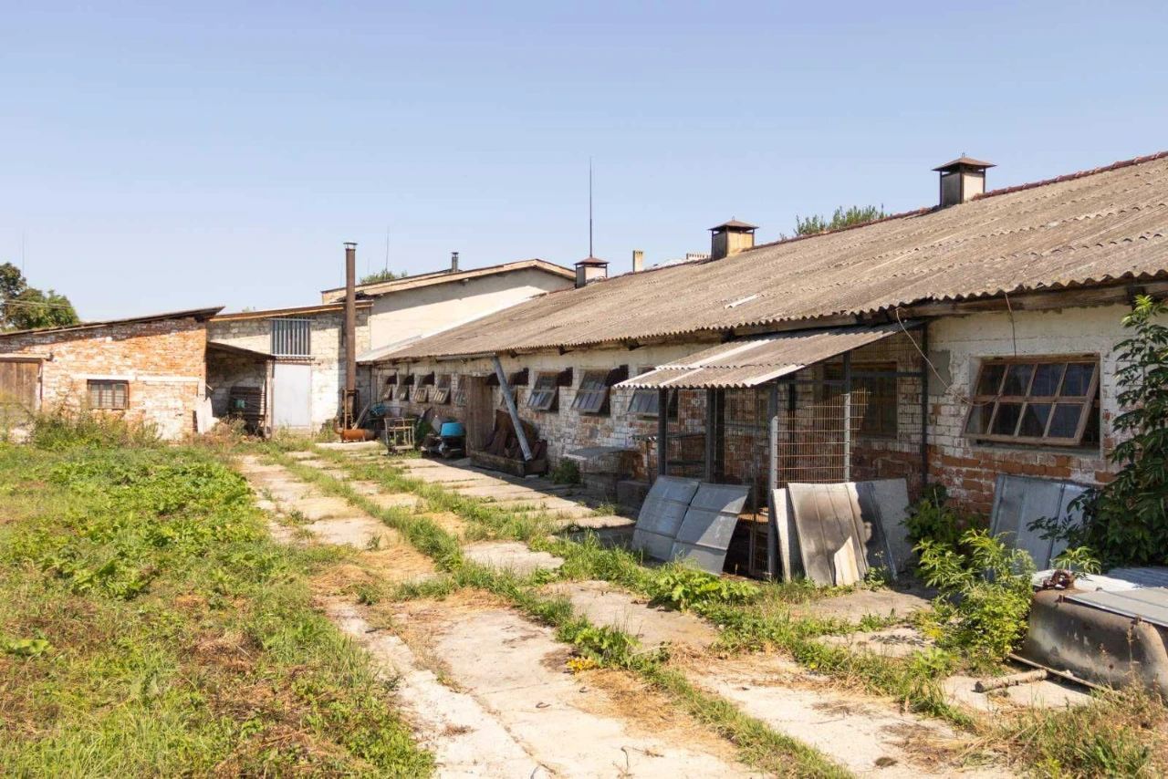 Продаж ферми з підсобними приміщеннями