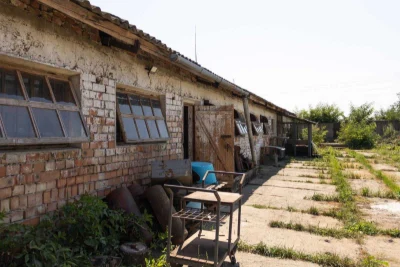 Продаж ферми з підсобними приміщеннями