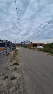 Земельна ділянка на забудованій вулиці з міськими комунікаці