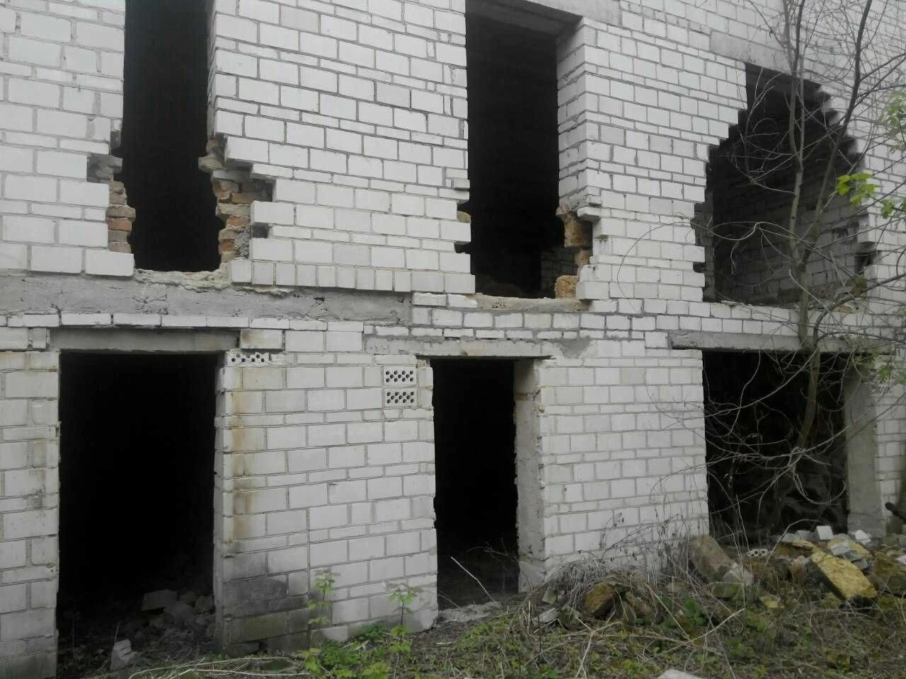 Продам участок с 2х этажным недостроенным домом, окраина Бог