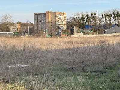 Військбуд неподалік АТБ