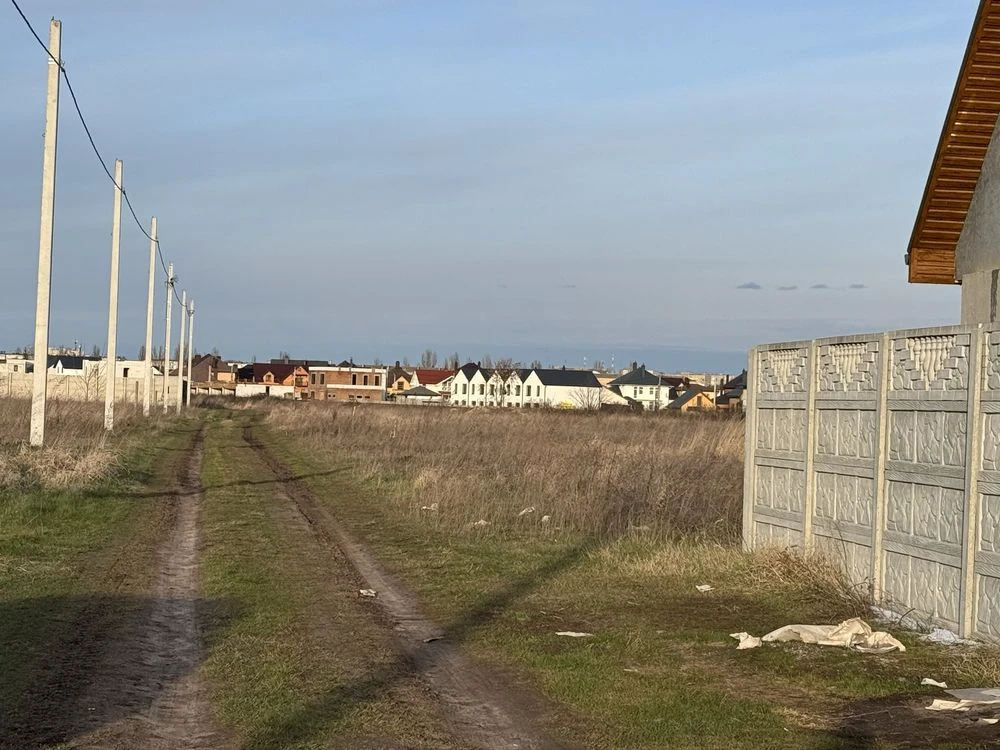 Військбуд неподалік АТБ