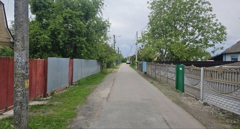 20 сот  з  вихідом на 2 вулиці , район 3 школи