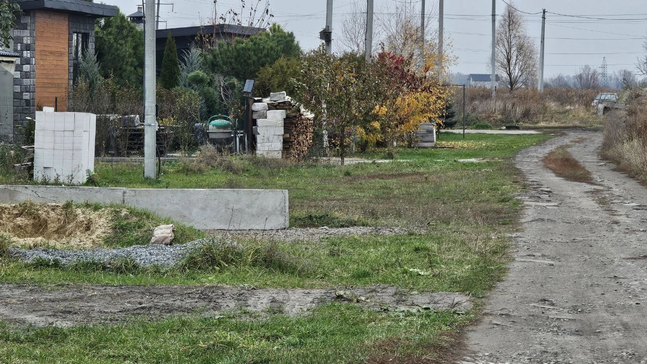 Ділянка  поруч з КИЇВСЬКИМ ШЛЯХОМ по вулиці  Лобановського 1
