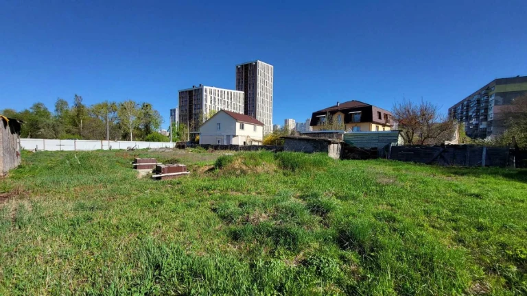 Продаж фасадних земельних ділянок у центрі Броварів