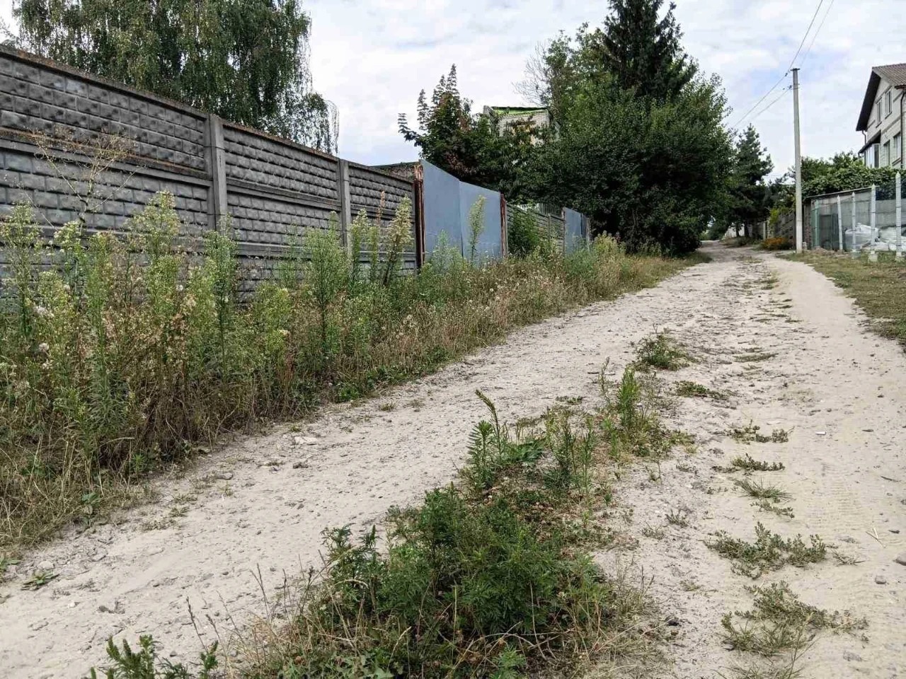 20 соток за Хлібзаводом. з парканом і цоколем.