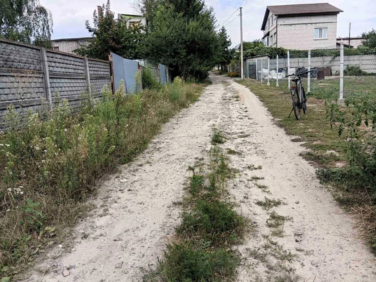 20 соток за Хлібзаводом. з парканом і цоколем.