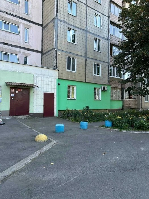 Three-room apartment at Verbytskoho 24, no commission, Kharkivska metro station