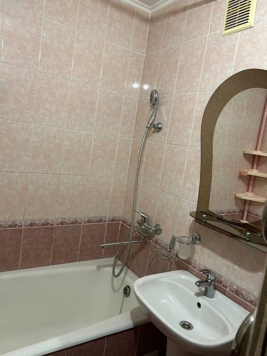 Three-room apartment at Verbytskoho 24, no commission, Kharkivska metro station