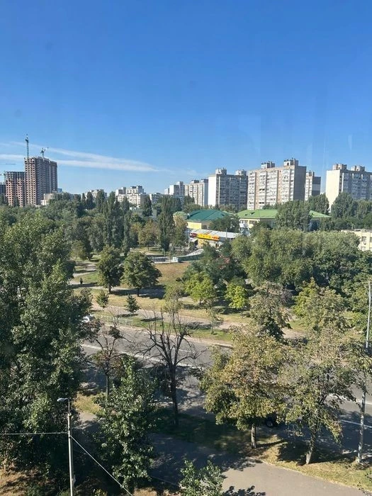 Three-room apartment at Verbytskoho 24, no commission, Kharkivska metro station