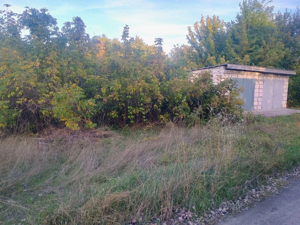 Продам два участка під будівництво гаража, або під комерцію