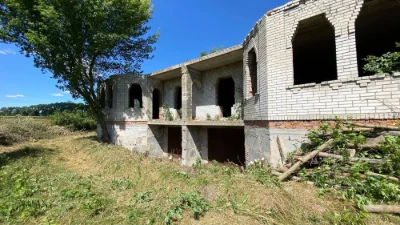 Земельна ділянка з недобудованим будинком