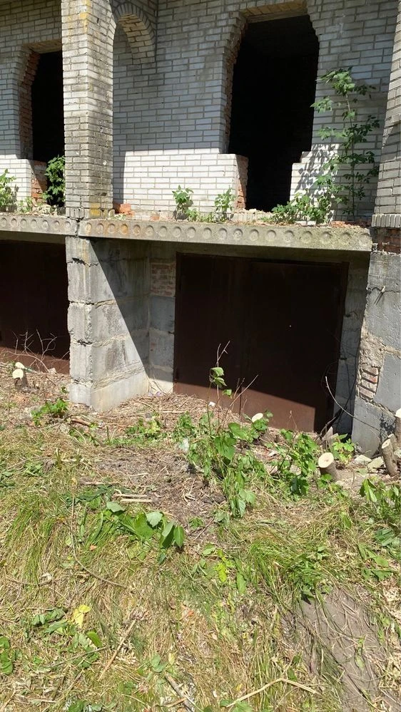Земельна ділянка з недобудованим будинком