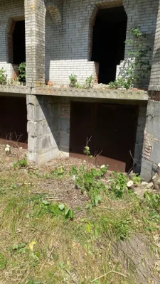 Земельна ділянка з недобудованим будинком