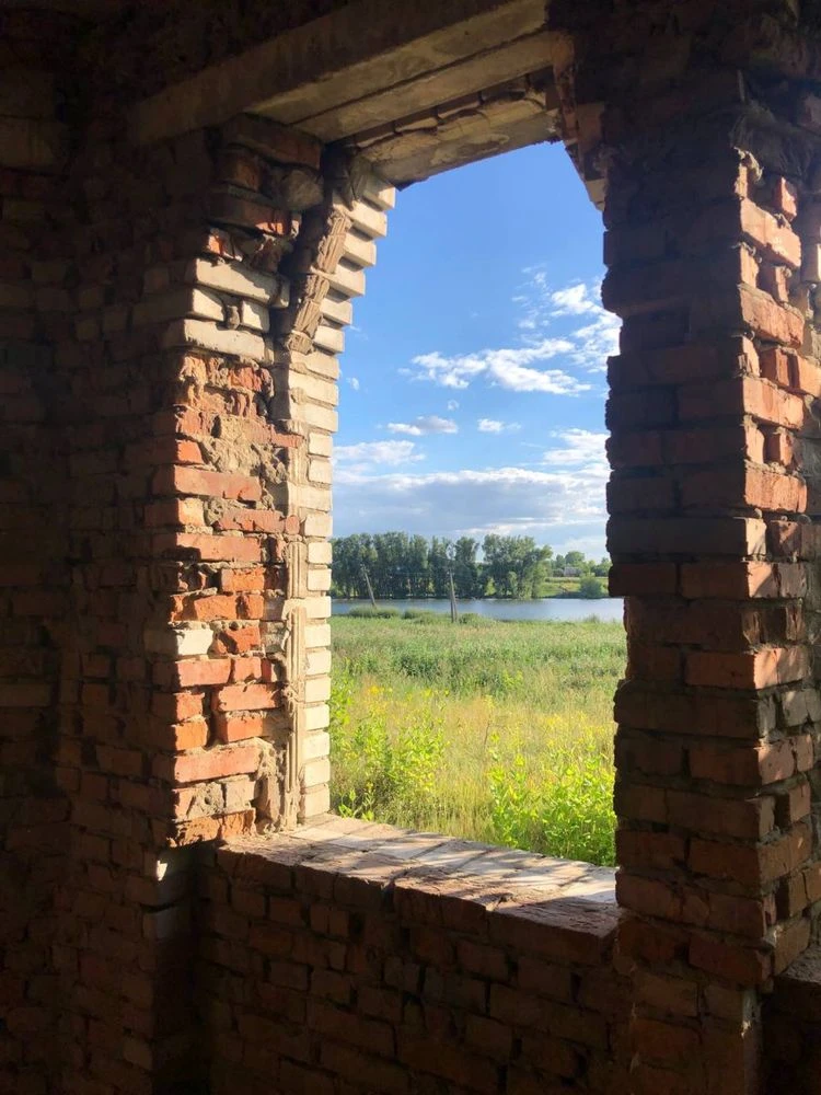 Земельна ділянка з недобудованим будинком