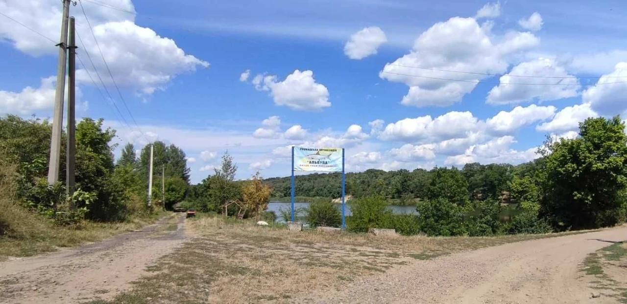 Земельна ділянка на березі озера під будинок.