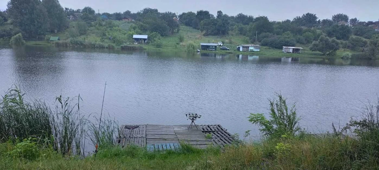 Земельна ділянка на березі озера під будинок.