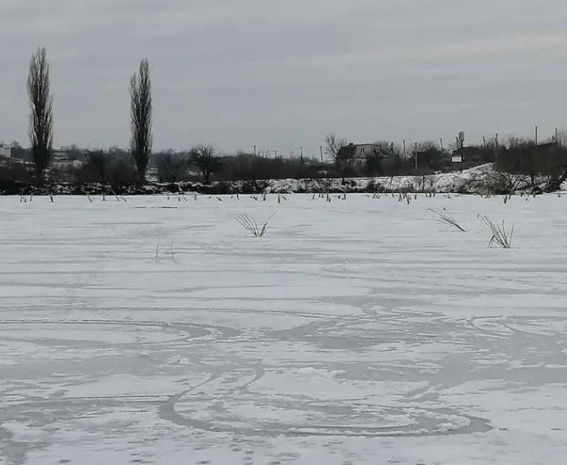 Земельна ділянка на березі озера під будинок.